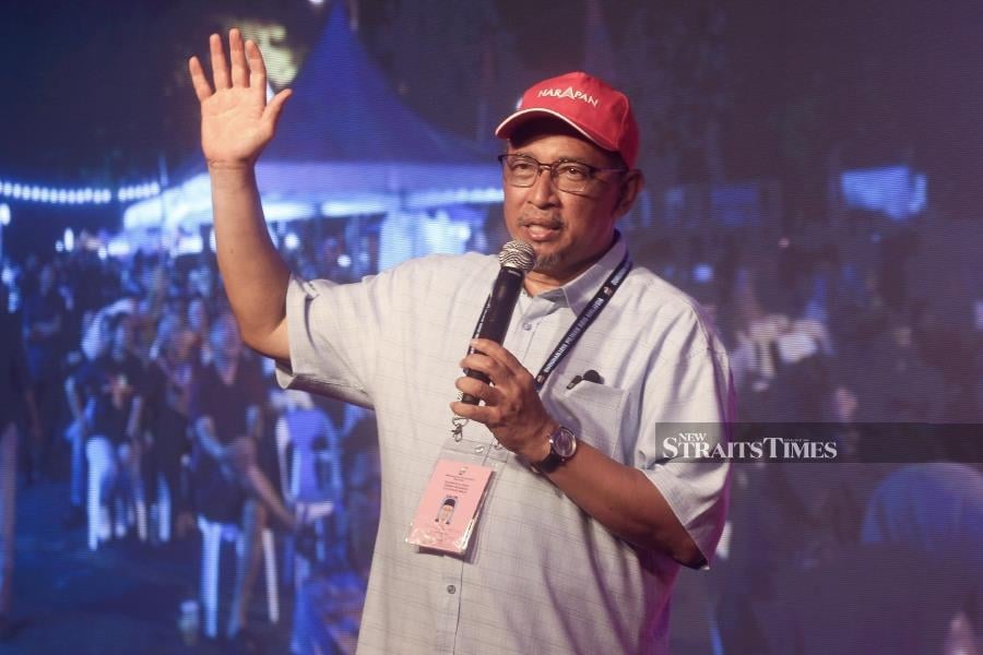 Pakatan Harapan’s candidate for the Sungai Bakap by-election, Dr Joohari Ariffin, will use the remaining six days of campaigning to explain to the voters his "perPADUan” (unity) manifesto. - NSTP pic
