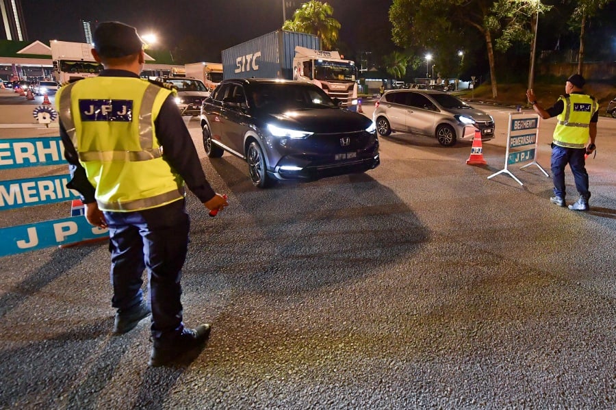 The Road Transport Department (RTD) will carry out an operation to detect companies and individuals who have leased out their vehicles to foreigners who do not have a valid driving licence. - Bernama pic