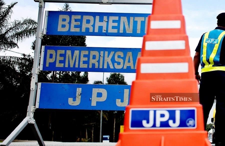 A total of 126 summons notices were issued by the Penang Road Transport Department (RTD) against drivers of commercial vehicles for various offences in an operation dubbed Op Khas Lebih Muatan in the state yesterday (March 28). — NSTP FILE PIC