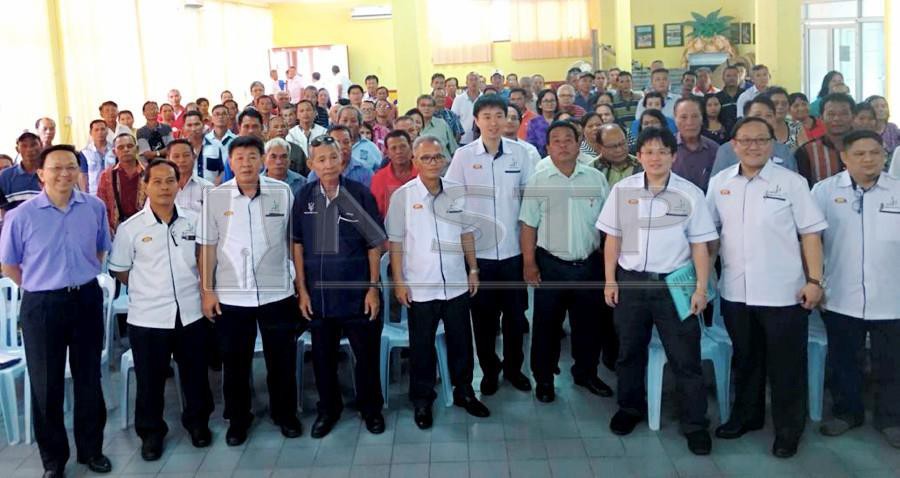 Julau member of parliament Larry Sng (centre) posing Julau PKR branch members. (NSTP/HARUN YAHYA)