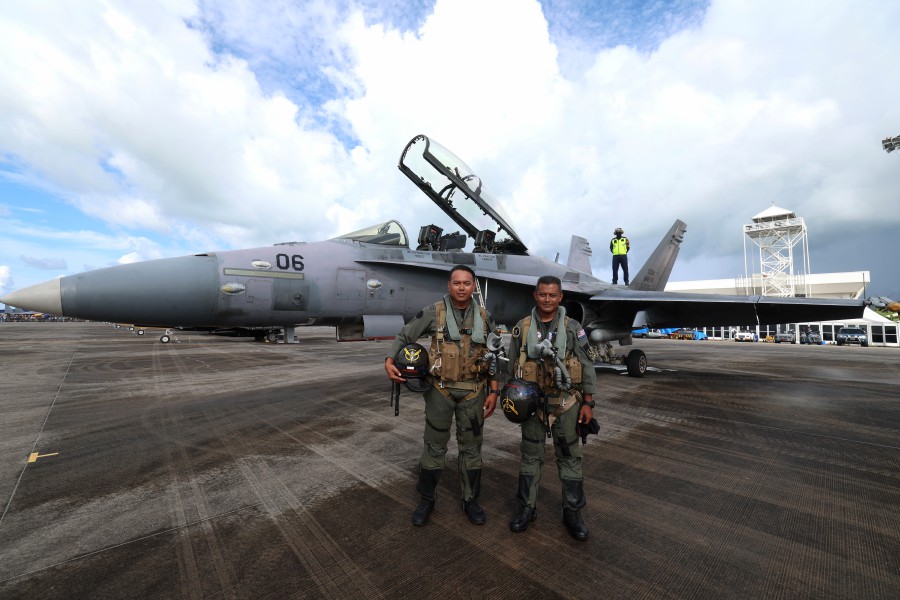 RMAF pilot, Mejar Mohd Saifirudin Bahari AKA ‘speedo’ (left) dan Mejar Mohd Izhar Mohd Tarmizi AKA ‘crawler’.