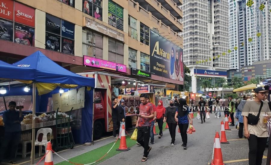 Located in front of the iconic Sultan Abdul Samad building, the Jalan TAR Ramadan Bazaar is situated at the heart of Kuala Lumpur, offering a diverse array of food options for visitors to enjoy.