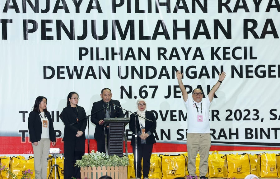Gabungan Parti Sarawak (GPS) has successfully retained the Jepak state seat with its candidate Iskandar Turkee having been declared the winner of the by-election tonight. - Bernama pic