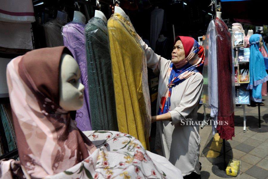 The famous street more popularly known as Jalan TAR comes alive after terawih prayers as shoppers gather to hunt for the latest bargain items ranging from textiles, fashionable attires and decorations to sweet treats. - NSTP/AIZUDDIN SAAD