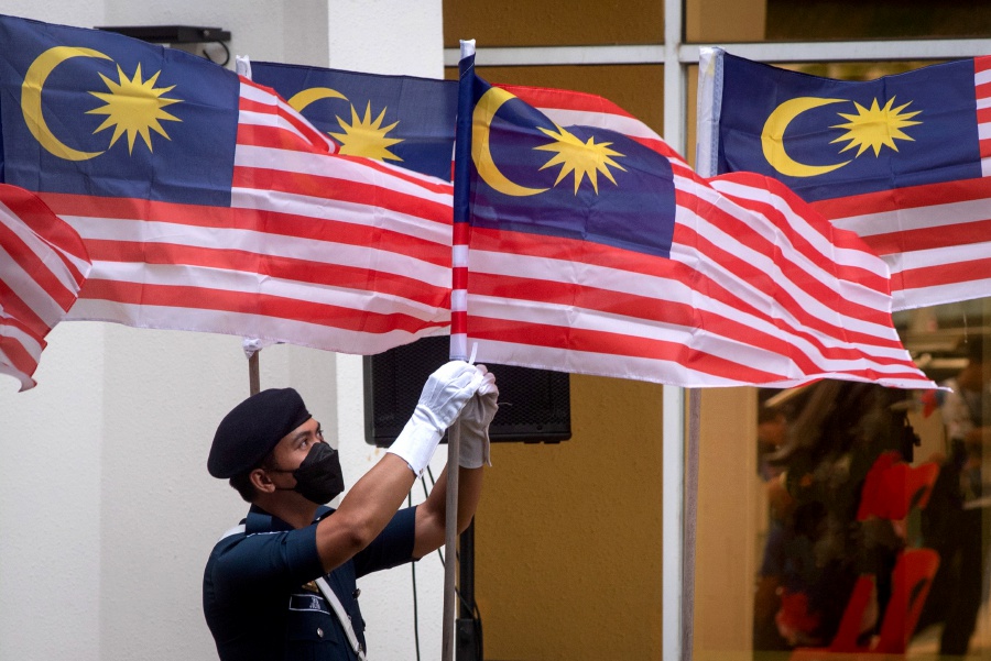 I urge Malaysians to fly the Jalur Gemilang ahead of the 65th National Day at the end of the month. - Bernama pic