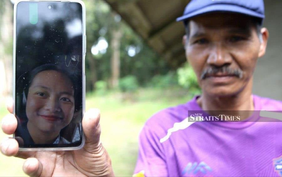 Joanna’s uncle, Bateh Mangkok, 65, said they dug the grave in the Kampung Engkaroh Cemetery today to ensure the smoothness of the burial ceremony which is scheduled for 9 am. - NSTP/NADIM BOKHARI