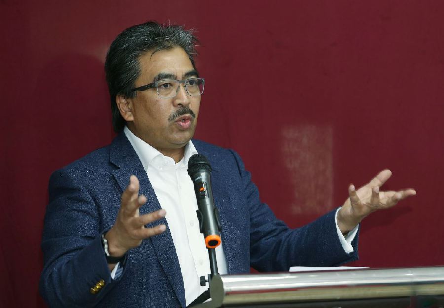 Newly-appointed Plantations and Commodities Minister Datuk Seri Johari Abdul Ghani has stepped down from his role as chairman of CI Holdings Bhd today. 