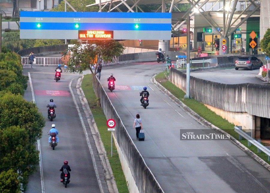 The motorcycle lane on the Johor Causeway will be closed in stages starting tomorrow (May 19) until June 5. - NSTP/NUR AISYAH MAZALAN