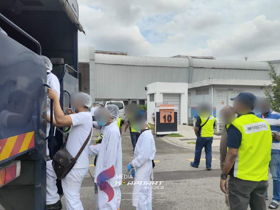 Johor Immigration Department enforcement officers conducted two simultaneous raids on a aluminium manufacturing factory and a bakery operating in Iskandar Puteri yesterday, resulting in the detention of 52 undocumented foreigners as well as the managers of both premises. Picture courtesy of Johor Immigration Department