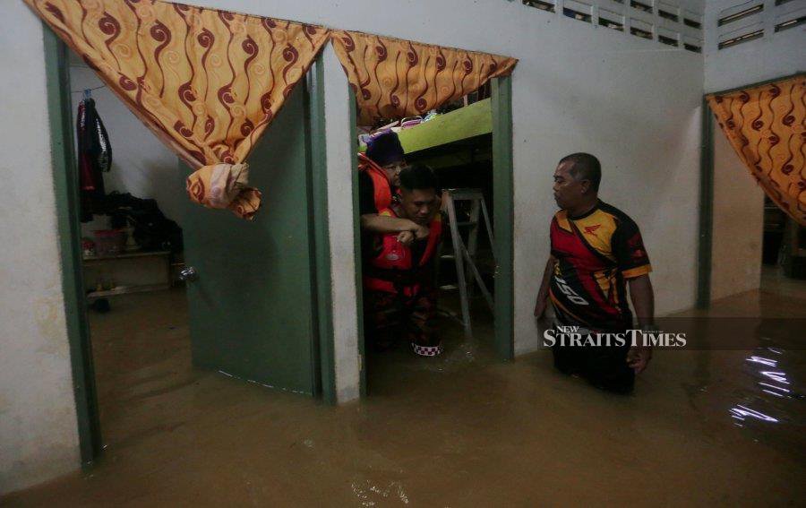  There are 1,805 flood victims seeking shelter at 41 relief centres in Johor after continuous heavy rain for the past 15 hours, today. - NSTP/NUR AISYAH MAZALANNSTP/NUR AISYAH MAZALAN