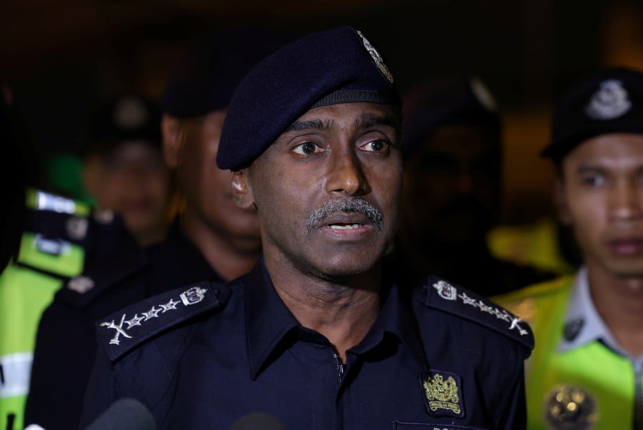 Johor police chief Commissioner M Kumar confirmed that he too has received a bomb threat from an individual identifying himself as Takahiro Karasawa via his official email, this morning. - Bernama pic