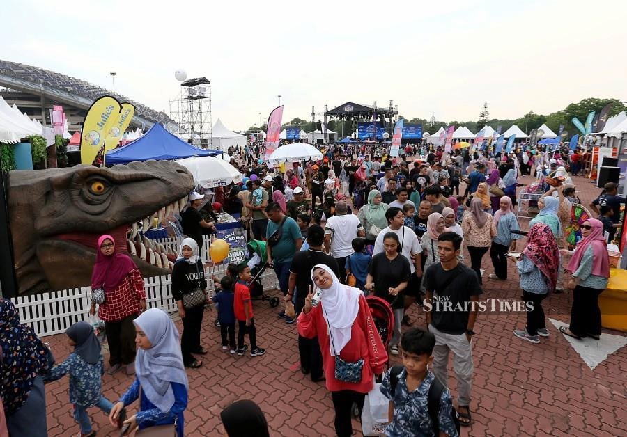  The slightly hot weather did nothing to prevent thousands Karnival Jom Heboh goers from getting their hands on exclusive TV3 merchandise at the Kedai Jom Heboh. - NSTP/SAIFULLIZAN TAMADI