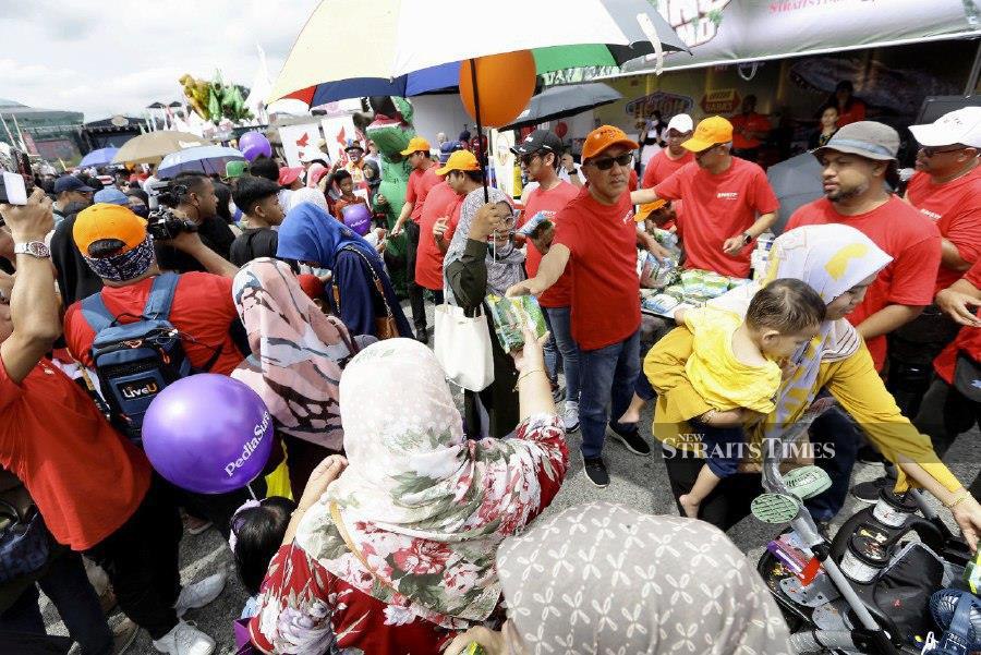 The New Straits Times Press (M) Bhd gave away 500 packs of 1kg rice to visitors on the second day of Karnival Jom Heboh (KJH), in Precint 3, here. -= NSTP/MOHD FADLI HAMZAHs