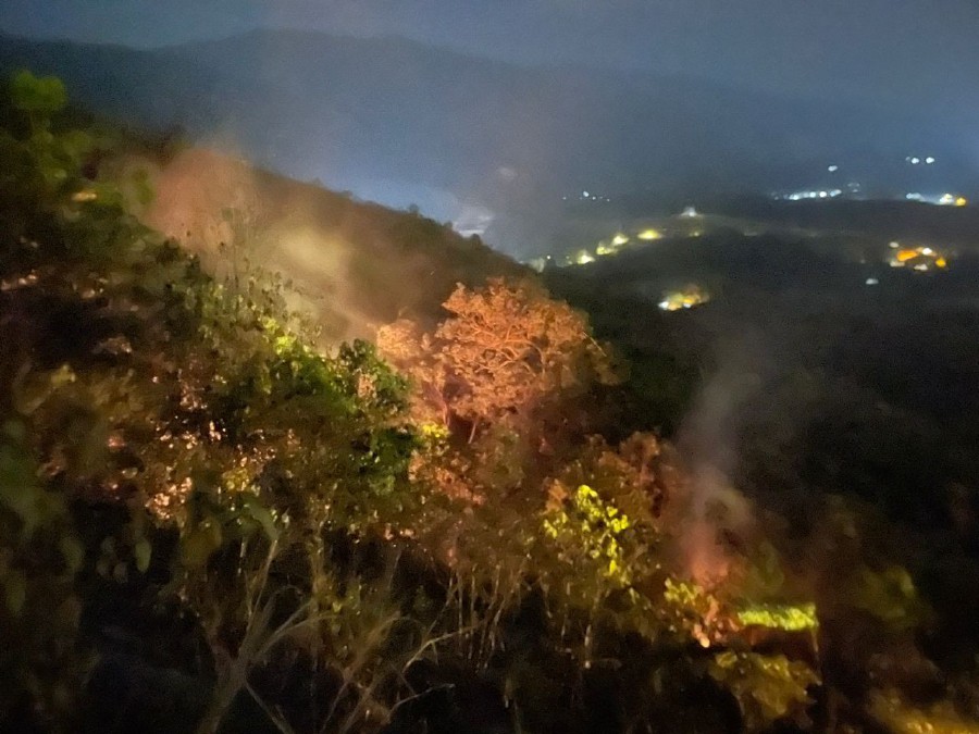 A 0.8ha forest area in Bukit Broga, Semenyih, Selangor caught fire tonight. Pic courtesy of the police