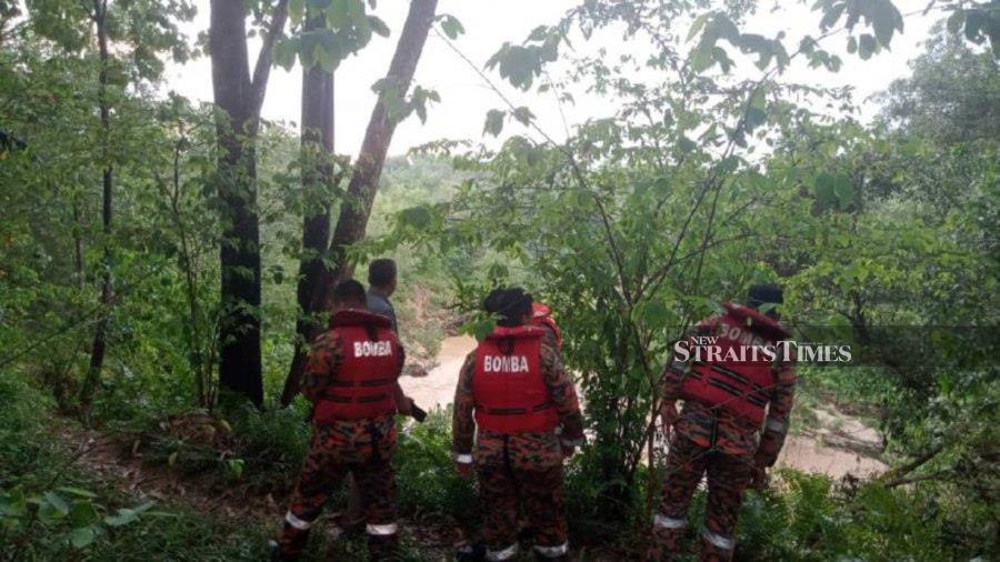 Fire and rescue personnel search for three missing victims swept away by a water surge in Kota Perdana, Seri Kembangan