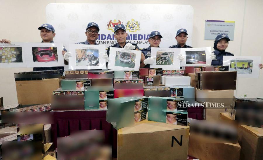 Johor Customs director Aminul Izmeer Mohd Sohaimi with the seized narcotics that were hidden beneath packs of sugar. - NSTP/NUR AISYAH MAZALAN