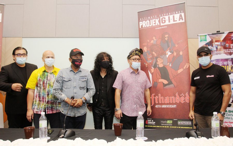 Kelantan State Culture Council secretary Azman Mohd Daham (2nd from right) with Lefhanded band members at a recent press conference to announce the concert. -- NSTP File Pix