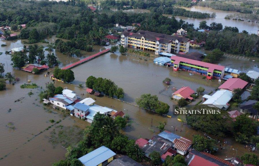 The situation in Kampung Siram, here began to be flooded at midnight last night. - NSTP/NIK ABDULLAH NIK OMAR