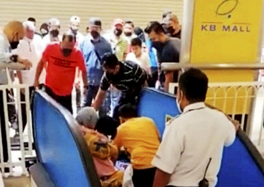 Girl's toes stuck in Kota Bharu supermarket escalator | New Straits ...