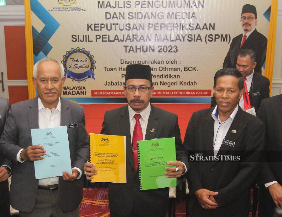 Kedah education director Ismail Othman (centre) announcing the SPM results for Kedah today. The state recorded a state average grade (GPN) of 4.77 in 2023, the state’s best overall result in 13 years. NSTP/ Wan Nabil Nasir.