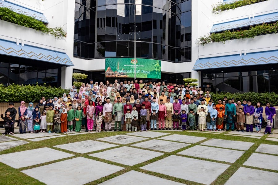 JAKARTA: Hari Raya Aidilfitri celebrations at the Malaysian embassy in the Indonesian capital of Jakarta was vibrant and festive as more than 300 Malaysians who work and live there, including students, officers and embassy staff gathered to celebrate Aidilfitri together. — BERNAMA