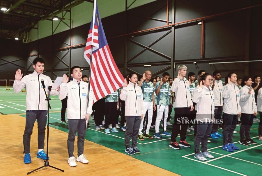  Tan Sri Norza Zakaria attends the handing over of Jalur Gemilang to national badminton squad at the Academy Badminton Malaysia in Kuala Lumpur.- NSTP/AMIRUDIN SAHIB.