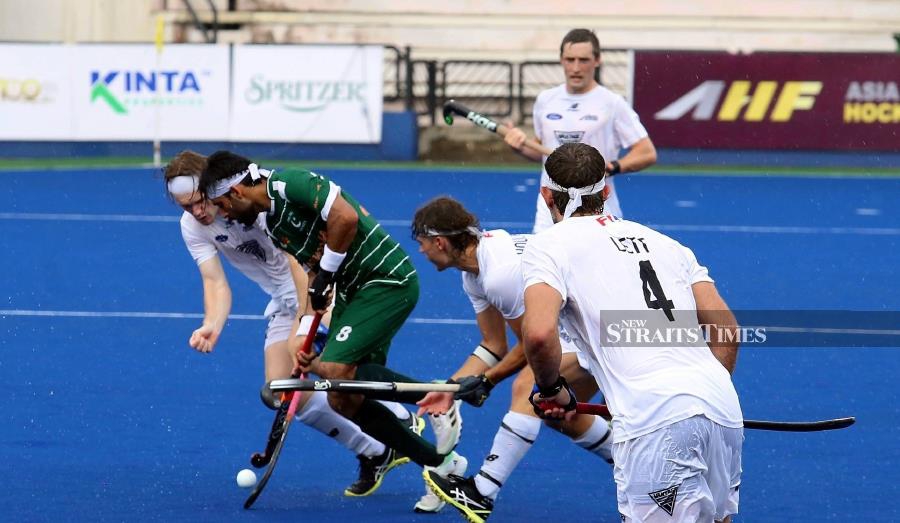 Pakistan’s Ashraf Rana Waheed (in green) in action against New Zealand in today’s Sultan Azlan Shah match at Azlan Shah Cup in Ipoh. PIC BY L. MANIMARAN. 