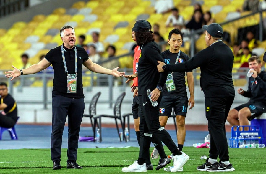 Taiwan coach Gary White showed his displeasure with Malaysia coach Kim Pan Gon as his side lost 3-1 at the National Stadium in Bukit Jalil on Tuesday. BERNAMA PIC