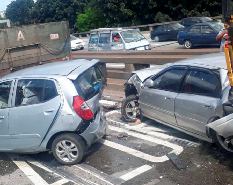 Stalled Lorry Backs Up Damages 11 Vehicles