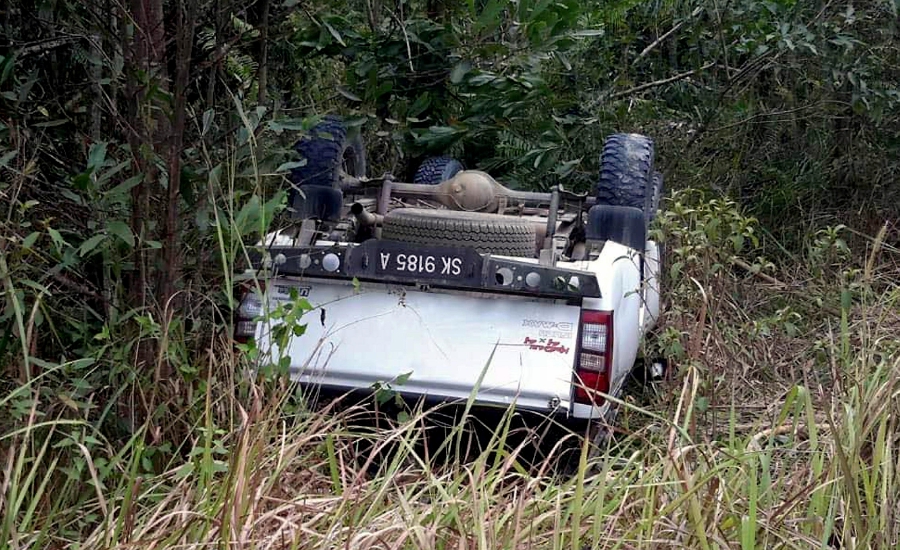 Three children were killed and four others injured after the four-wheel drive vehicle they were in swerved and turned turtle at the roadside of Kampung Bangkau-Bangkau near here, this morning.