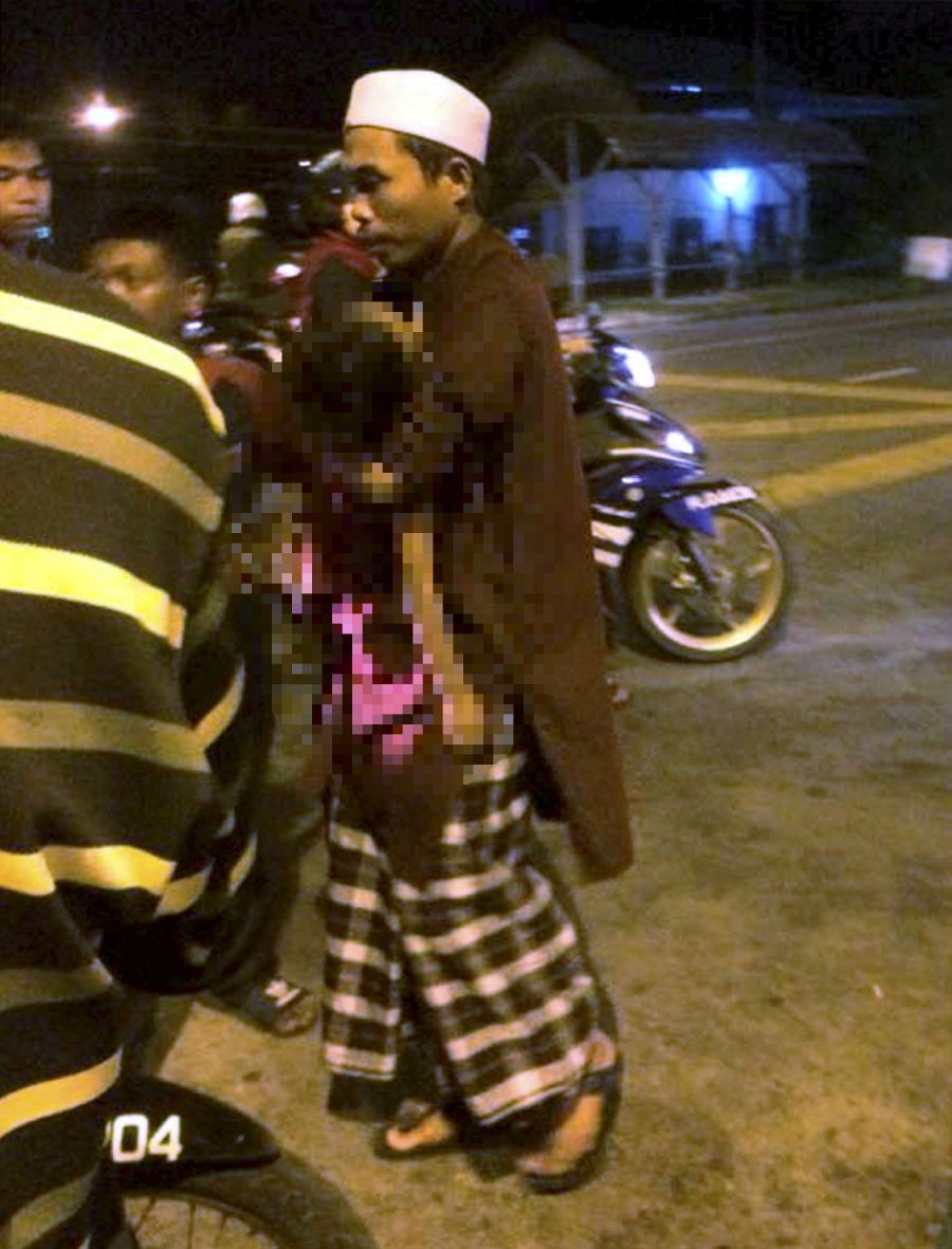 The father and son’s plans were, dashed when the child was killed after being knocked down by a lorry while crossing the road at the Taman Sahabat flats in Teluk Kumbar here late last night. (Photo courtesy of reader)