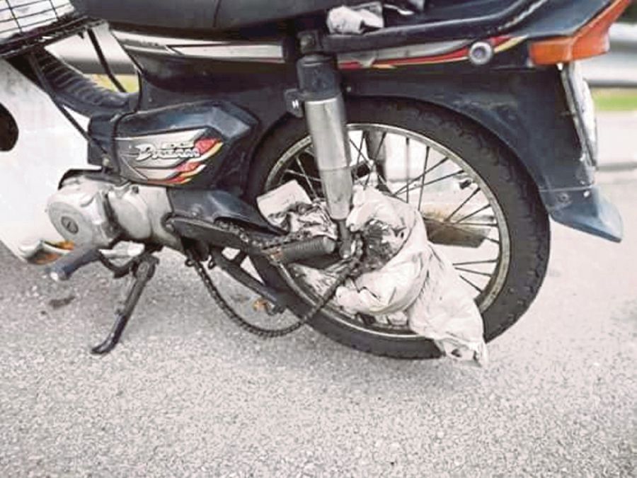 Pillion Dies In Accident After Jacket Gets Caught In The Motorcycle Sprocket Father Escapes With Minor Injuries