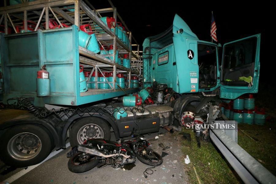 After their motorcycle crashed at Km269.9 of the North-South Expressway on Monday night, pillion rider Anismalina Jamaludin phoned the father of the rider, Mohammad Idham Baharudin. -- NSTP/IQMAL HAQIM ROSMAN