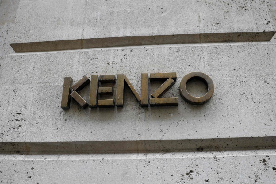 A photo taken on October 4, 2020 shows the logo of the Paris-based fashion house Kenzo in Paris on October 4, 2020 on the day Japanese fashion designer Kenzo Takada, founder of the global Kenzo brand, has died after contracting Covid-19, his spokesman said. (Photo by GEOFFROY VAN DER HASSELT / AFP)