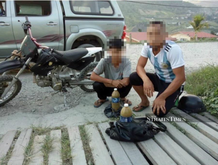 Two men have been arrested for selling ketum juice by the roadside at Kampung Dumpiring in Kundasang, here, recently. - NSTP/ Courtesy of PDRRM