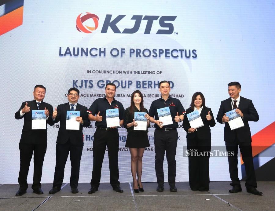Launch of Prospectus by Executive Director KJTS Group, Sheldon Wee (3 left) with Group Managing Director and Chief Executive Officer Hong Leong Investment Bank Berhad, Lee Jim Leng (4 left) and guests In Conjunction with Listing On The ACE Market of Bursa Malaysia Securities Berhad at Sofitel Kuala Lumpur Damansara. STR/AMIRUDIN SAHIB.