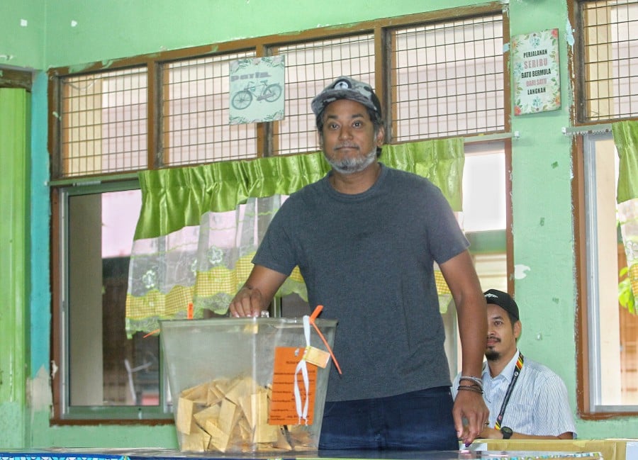 Khairy Jamaluddin cast his vote at Sekolah Menengah Agama Haji Mohd Yatim in Rembau, Negri Sembilan. -NSTP/AZRUL EDHAM