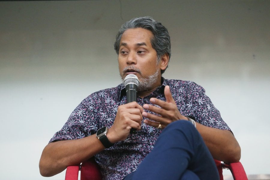  Khairy Jamaluddin today took a swipe at Prime Minister Datuk Seri Anwar Ibrahim and Health Minister Dr Zaliha Mustafa after a minister appeared to be lacking awareness regarding the link between smoking and cancer.- NSTP/ROHANIS SHUKRI
