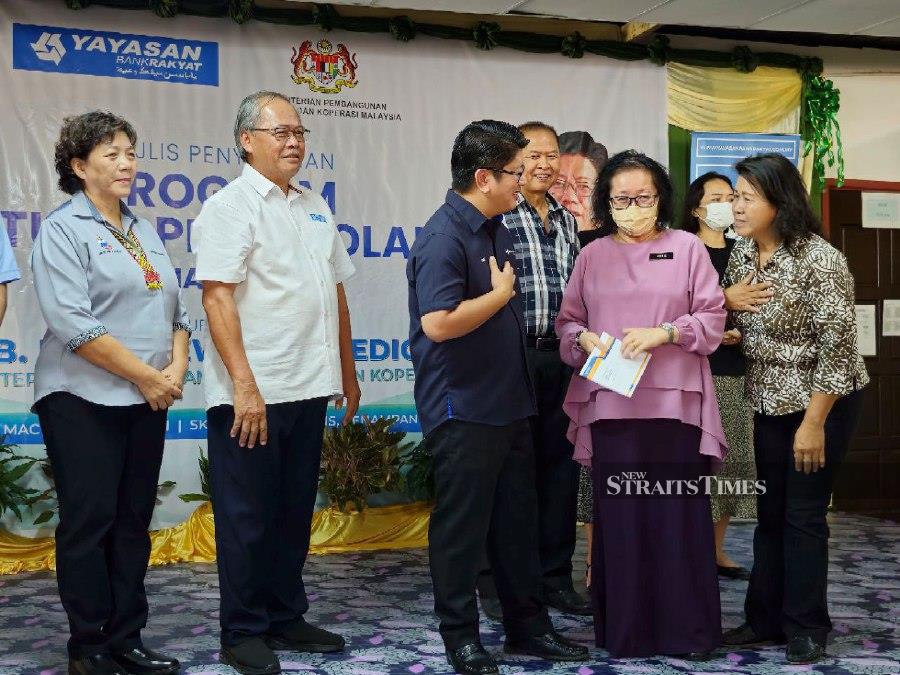 Entrepreneur and Cooperatives Development Minister Datuk Ewon Benedick (third left) at the handover of School Assistance programme held in SK St Paul, Kolopis here. Pic credit: NSTP/OLIVIA MIWIL
