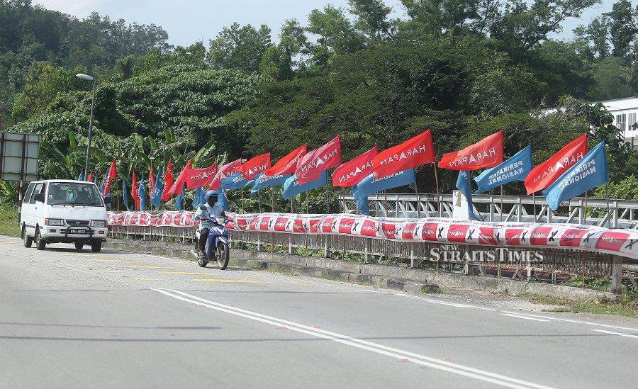 The party flags was put up along Batang Kali - Kuala Kubu Bharu road in conjunction with the Kuala Kubu Bharu State Assembly by-election. - NSTP/SAIFULLIZAN TAMADI 