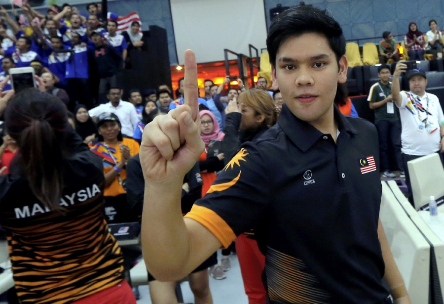 National bowler Muhammad Rafiq Ismail made history when he emerged victorious in the singles event at the Men’s World Bowling Championship in Hong Kong today. (NSTP Archive)