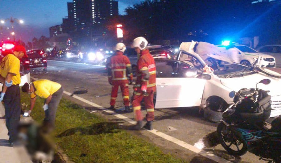 Selangor Fire and Rescue Department assistant director of operations, Ahmad Mukhlis Mukhtar, said that they received an emergency call about the accident at 6.23am. - Pic courtesy of Selangor Fire and Rescue Department