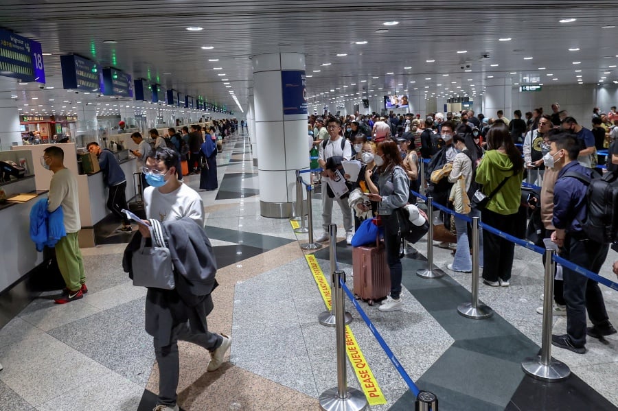 Despite the long queues, international travellers at the Kuala Lumpur International Airport have generally favourable opinions of Malaysian Immigration officers. - Bernama pic