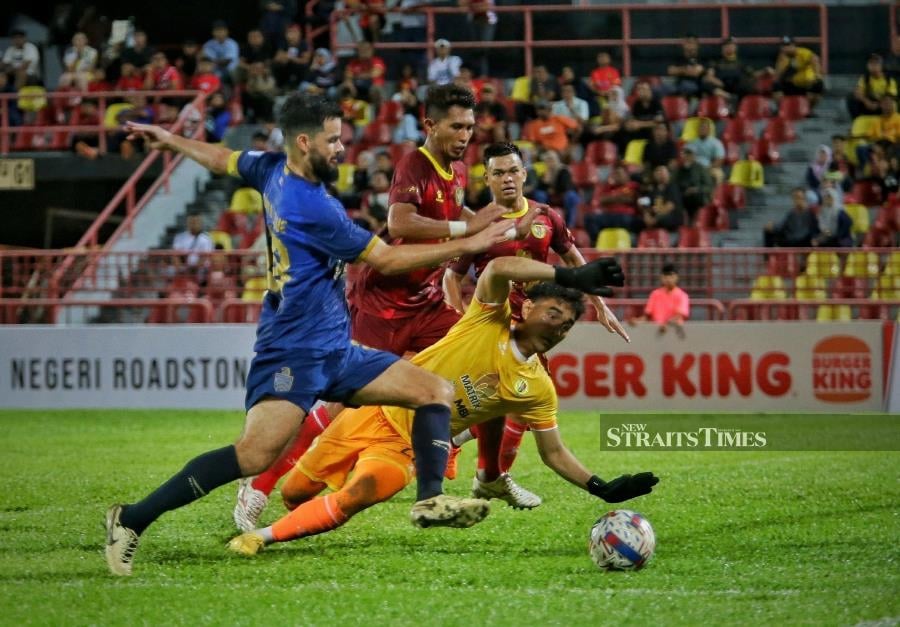 KL City’s Paulo Josue (in blue) in action against Negri Sembilan during Friday’s Super League match at Tuanku Abdul Rahman Stadium, Paroi. PIC BY AZRUL EDHAM