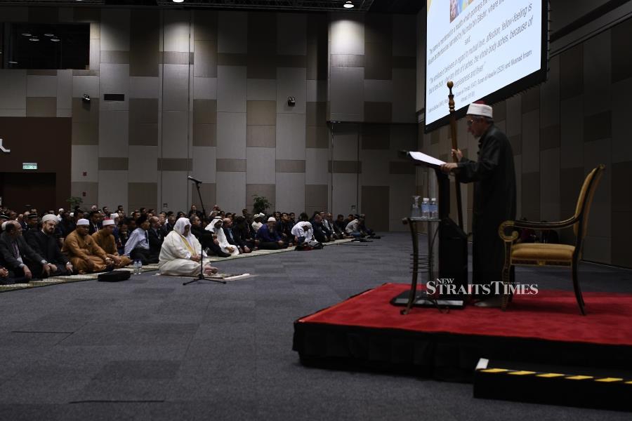 Mufti of Federal Territories Malaysia Datuk Seri Zulkifli Mohamad Al-Bakri preaching a khutbah entitiled 'The Decline of Our Ummah: What Are The Causes?' during Friday Prayers at Kuala Lumpur Convention Centre (KLCC) in conjunction with the Kuala Lumpur Summit (KL Summit) 2019 today. Friday prayers led by the Imam from Masjid Ara Damansara Mohd Shukri Ali. BERNAMA 