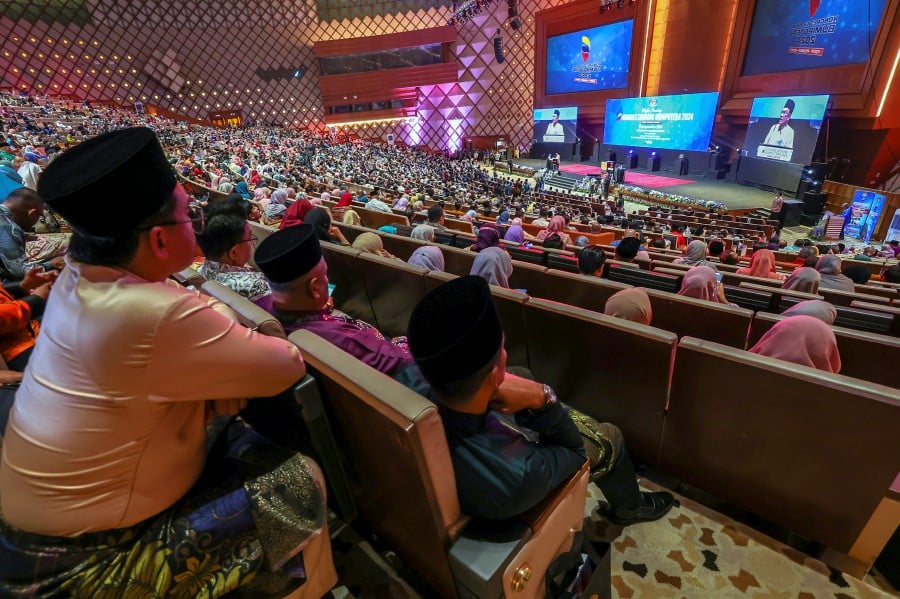 KEB 2024 participants eagerly listened to Prime Minister Datuk Seri Anwar Ibrahim's speech during the closing ceremony of the Bumiputera Economic Congress (KEB) 2024 at the Putrajaya International Convention Center (PICC) today. BERNAMA PIC