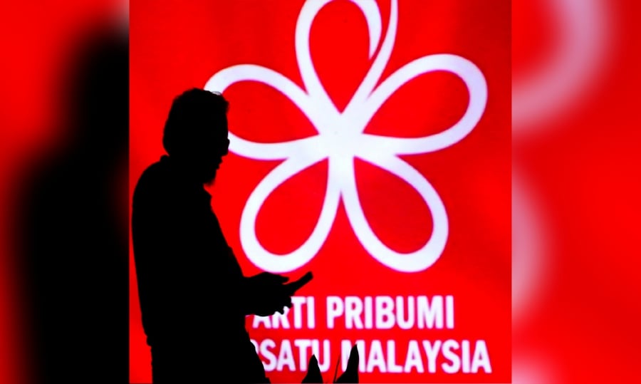 Seven former Umno leaders today received their Parti Pribumi Bersatu Malaysia (Bersatu) membership cards from party chairman Tun Dr Mahathir Mohamad. (NSTP Archive)