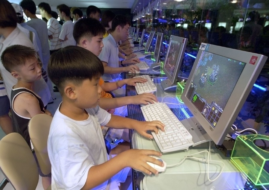 Dozens of South Korean cyber gamers confront each other in Taejeon's PC Bang Room during a TJB StarCraft cyber game tournament. -AFP file pic, for illustration purpose only