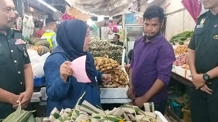 JOHOR BARU: State Domestic Trade and Cost of Living Ministry director Lilis Saslinda Pornomo (Front, left) said that they conducted an operation at the Tampoi wet marke to ensure compliance with pricing regulations. — NSTP/FARID NOH 