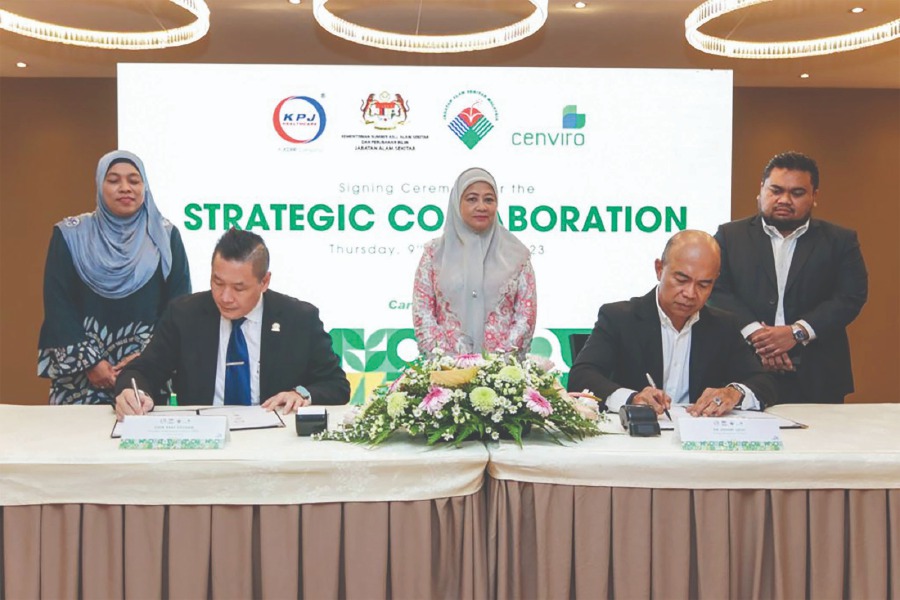 (from left) KPJ Healthcare Bhd president and managing director Chin Keat Chyuan signing the memorandum of understanding with Cenviro group managing director Dr Johari Jalil. The signing was witnessed by KPJHB chief financial officer Norhaizam Mohammad, Department of Environment deputy director Dr Norhazni Mat Sari and Cenviro chief strategy officer Adi Saufi Daud.